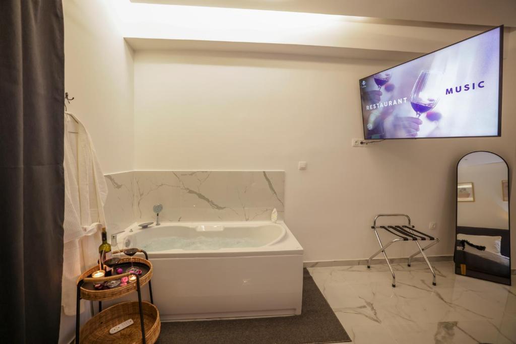 TV a/nebo společenská místnost v ubytování Apollo 2 bd Jacuzzi Suite