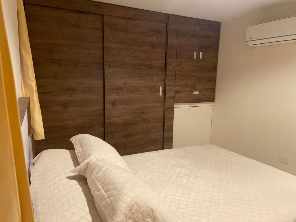 Letto o letti in una camera di Valledupar I amplio y comodo apartamento cerca a todo y en zona segura de la ciudad