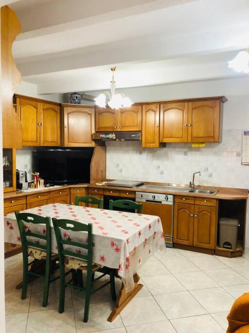 Kuchyň nebo kuchyňský kout v ubytování Villa Fiorella