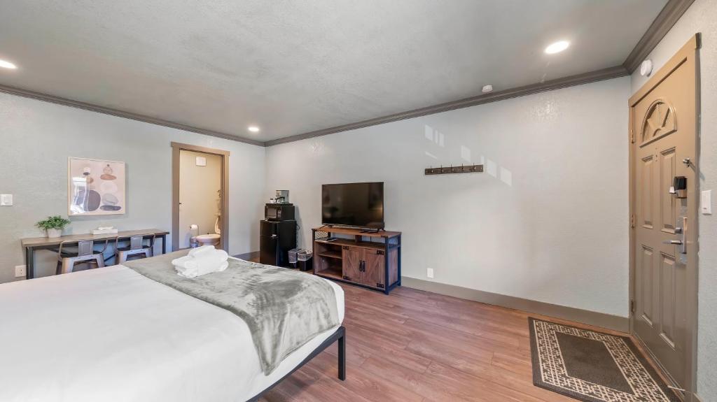 Blue Jay Lodge - Queen Room