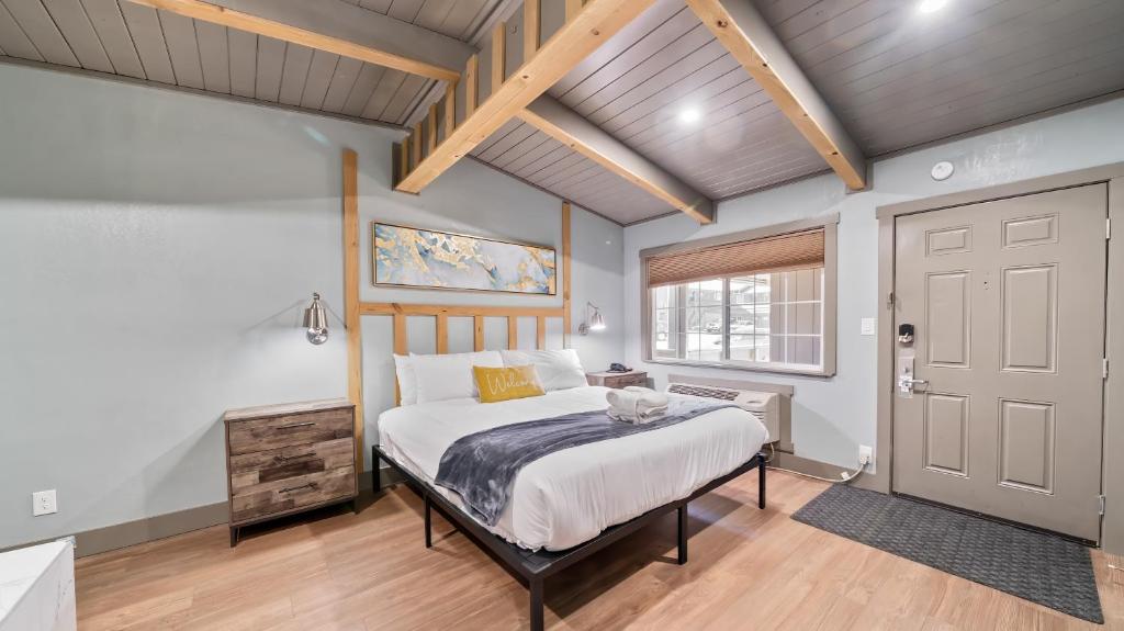 um quarto com uma cama e uma porta em Blue Jay Lodge em South Lake Tahoe