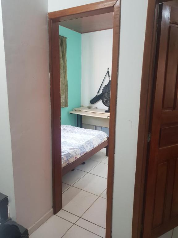 Habitación pequeña con cama y espejo. en Quarto com cama de casal na Batista Campos en Belém