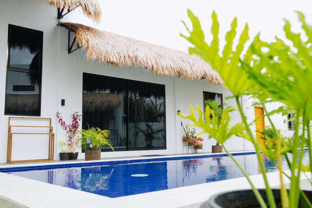 eine Villa mit einem Pool und einem Resort in der Unterkunft Panglao Lofts in Panglao