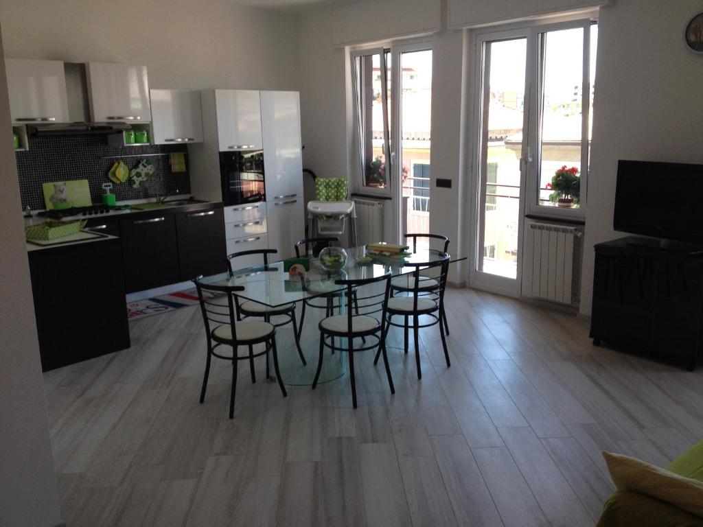una cucina e una sala da pranzo con tavolo e sedie di Best Lavagna Apartment a Lavagna