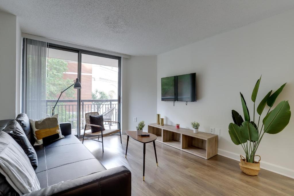 Bright & Modern Apartment in Pentagon City في أرلينغتون: غرفة معيشة مع أريكة وطاولة
