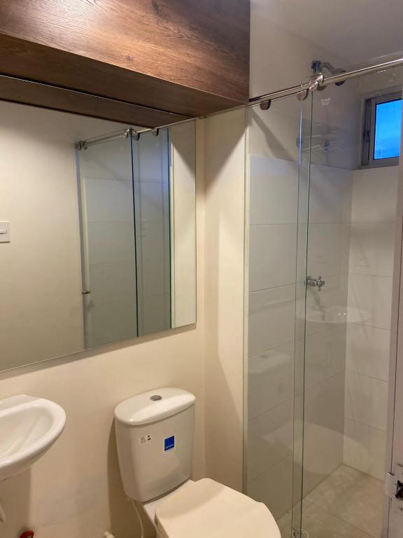 un bagno con wc e doccia in vetro di Valledupar I amplio y comodo apartamento cerca a todo y en zona segura de la ciudad a Valledupar