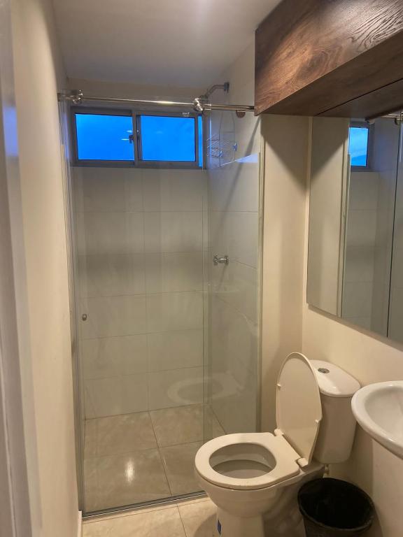un bagno con doccia, WC e lavandino di Valledupar I amplio y comodo apartamento cerca a todo y en zona segura de la ciudad a Valledupar