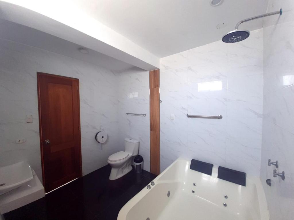 A bathroom at Hotel Golf Paracas