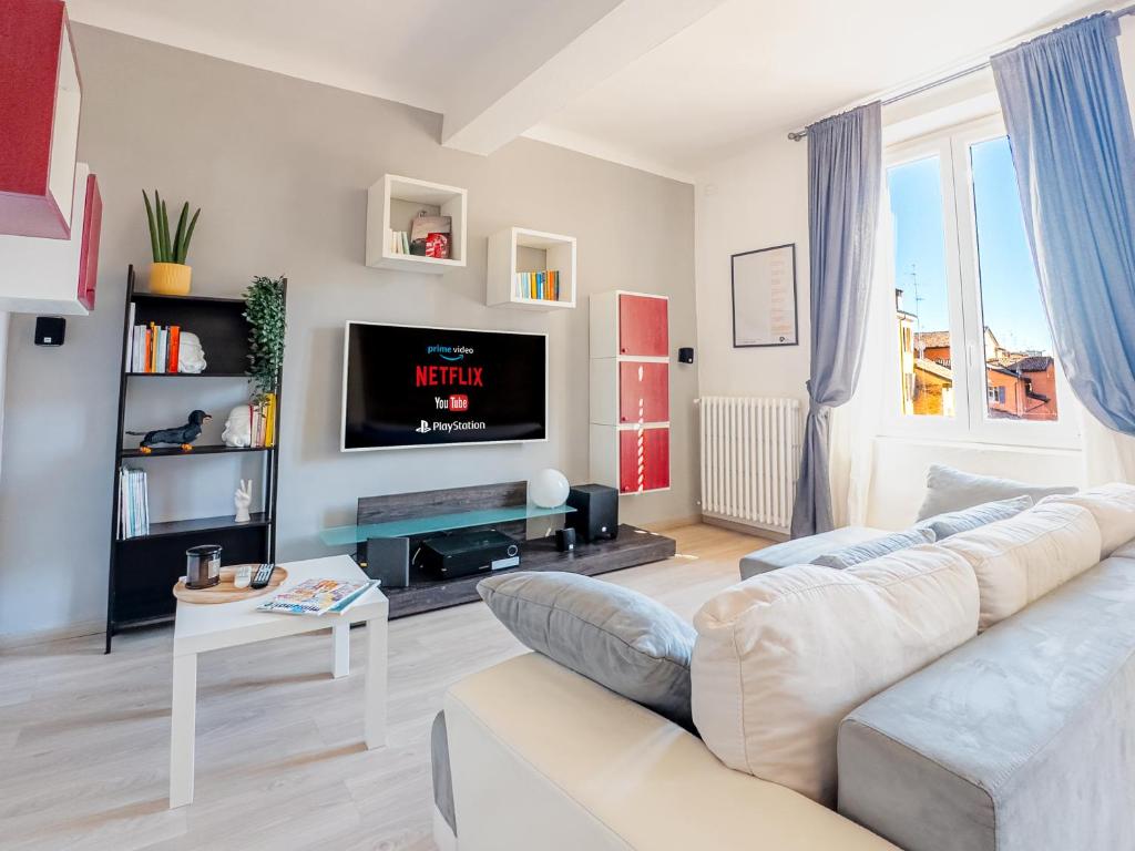 un soggiorno con divano e TV di Luxury Apartment next to the Francescana a Modena