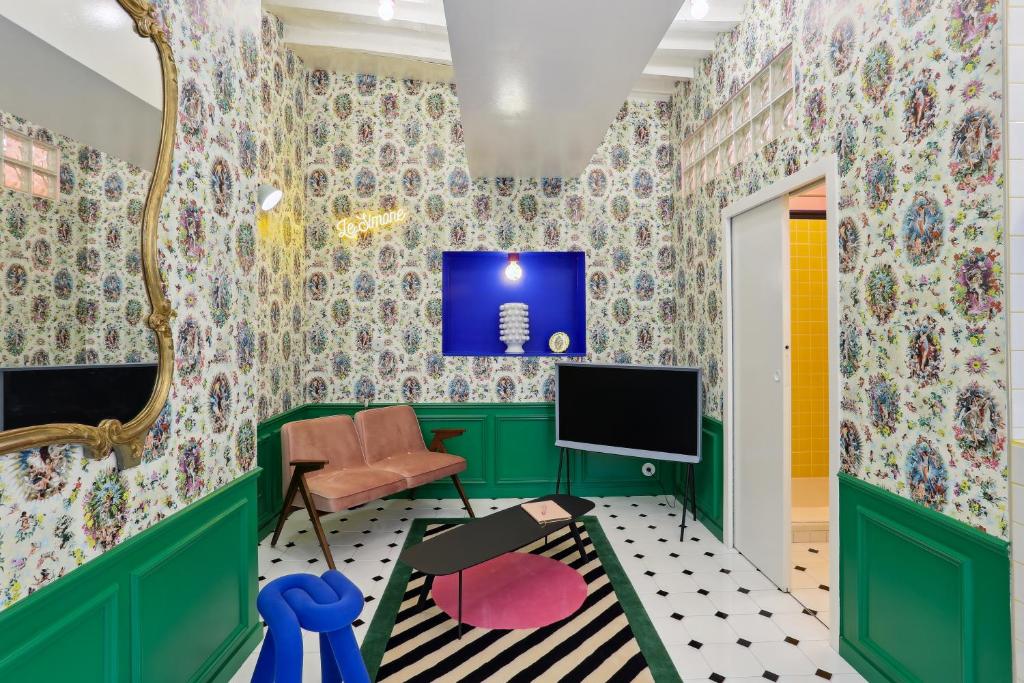 a room with green walls and colorful wallpaper at LE SIMONE -Centre Historique in Rennes