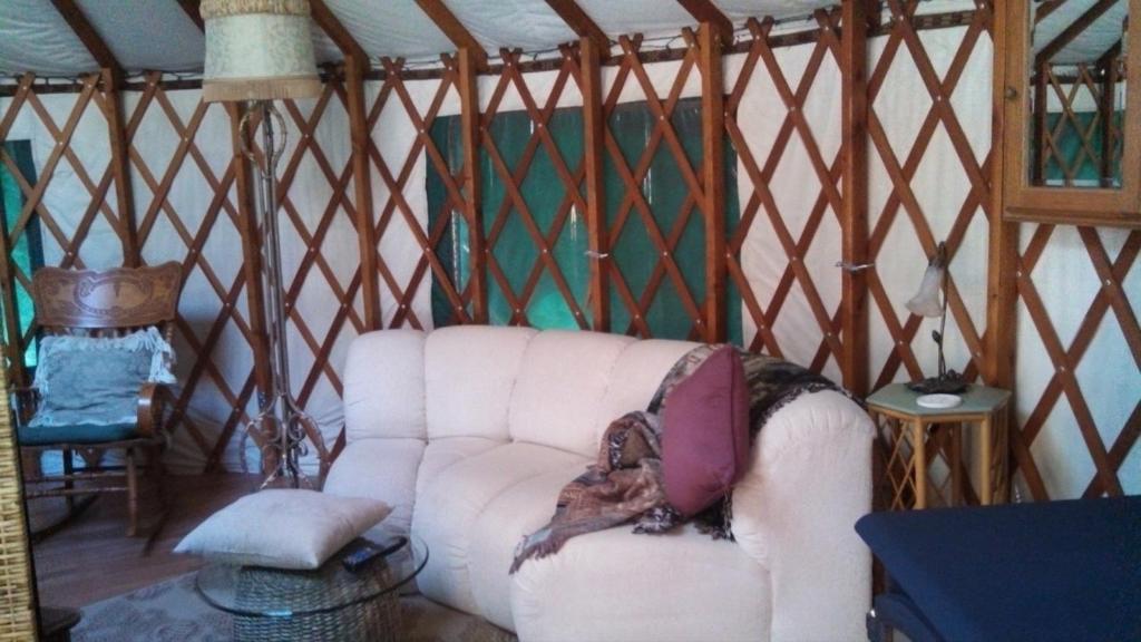 Posezení v ubytování Elysium Woods Yurt