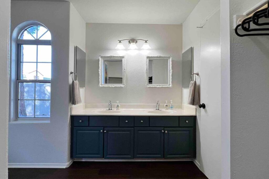Fotografie z fotogalerie ubytování Cozy 3 Bedrooms Town home in Chandler with community pool v destinaci Chandler