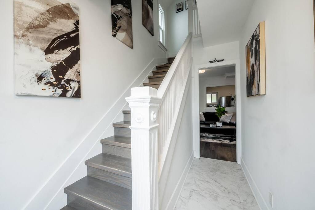 Fotografie z fotogalerie ubytování Luxury Stylish Home, Walk to Falls, Fire Pit&More v destinaci Niagara Falls