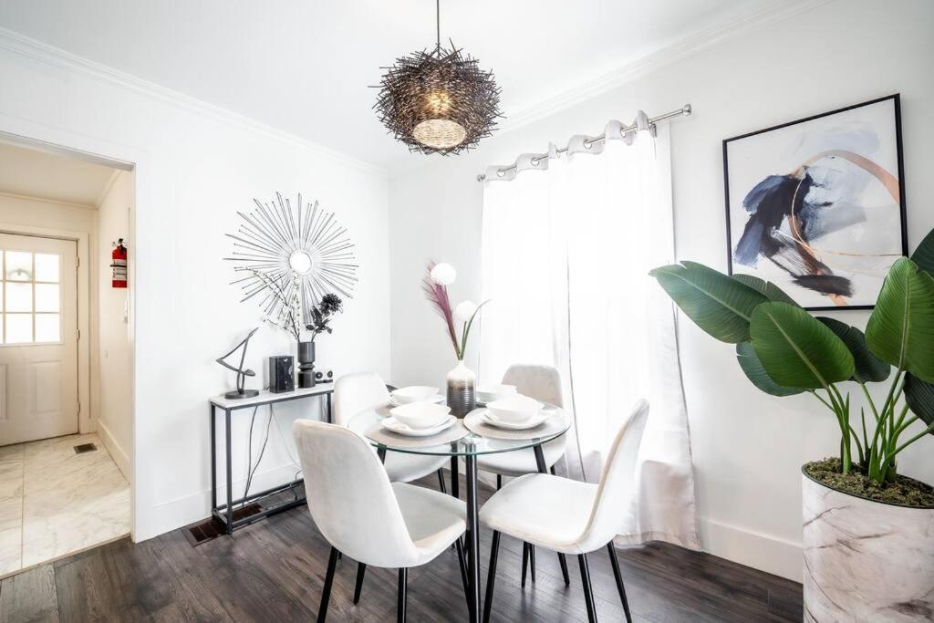 Fotografie z fotogalerie ubytování Luxury Stylish Home, Walk to Falls, Fire Pit&More v destinaci Niagara Falls