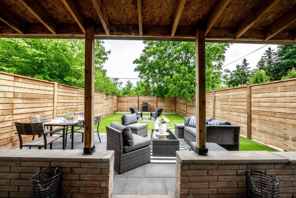 Posezení v ubytování Luxury Stylish Home, Walk to Falls, Fire Pit&More