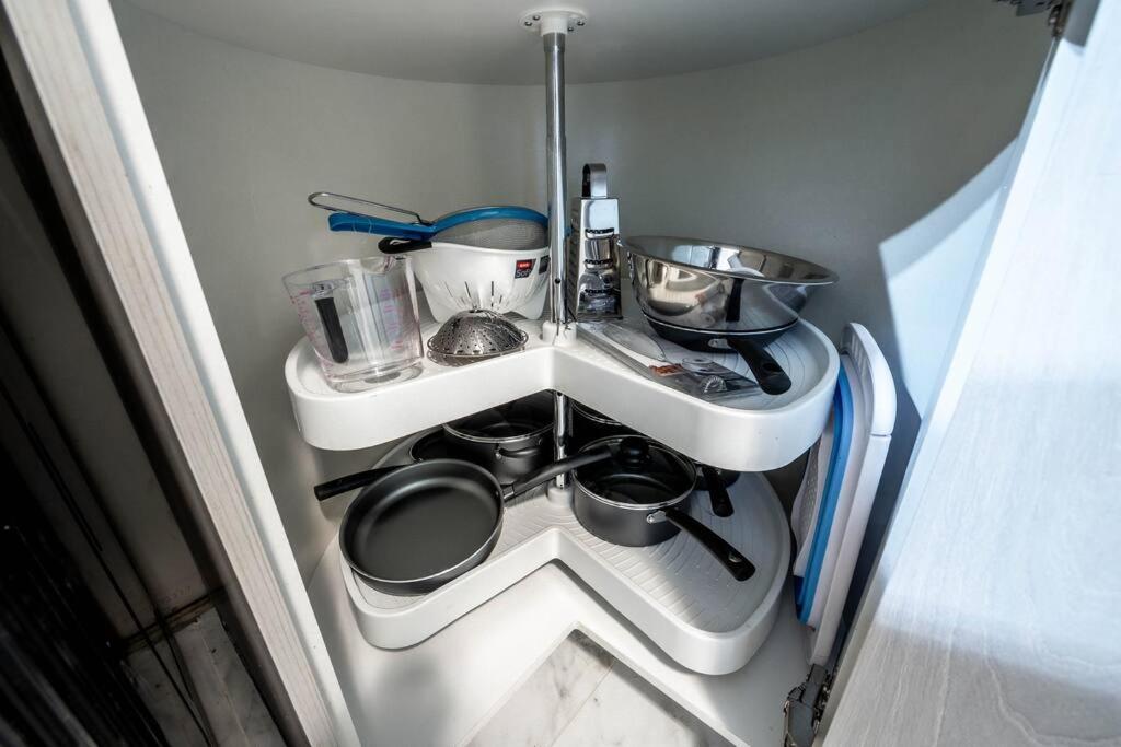 Kuchyň nebo kuchyňský kout v ubytování Luxury Stylish Home, Walk to Falls, Fire Pit&More