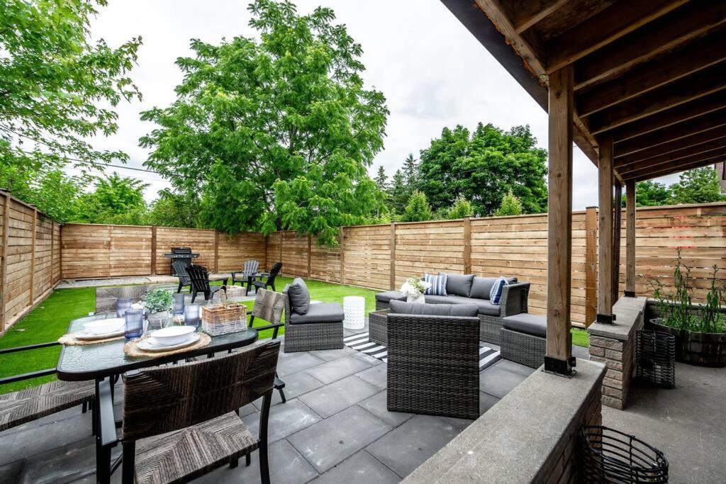 Posezení v ubytování Luxury Stylish Home, Walk to Falls, Fire Pit&More