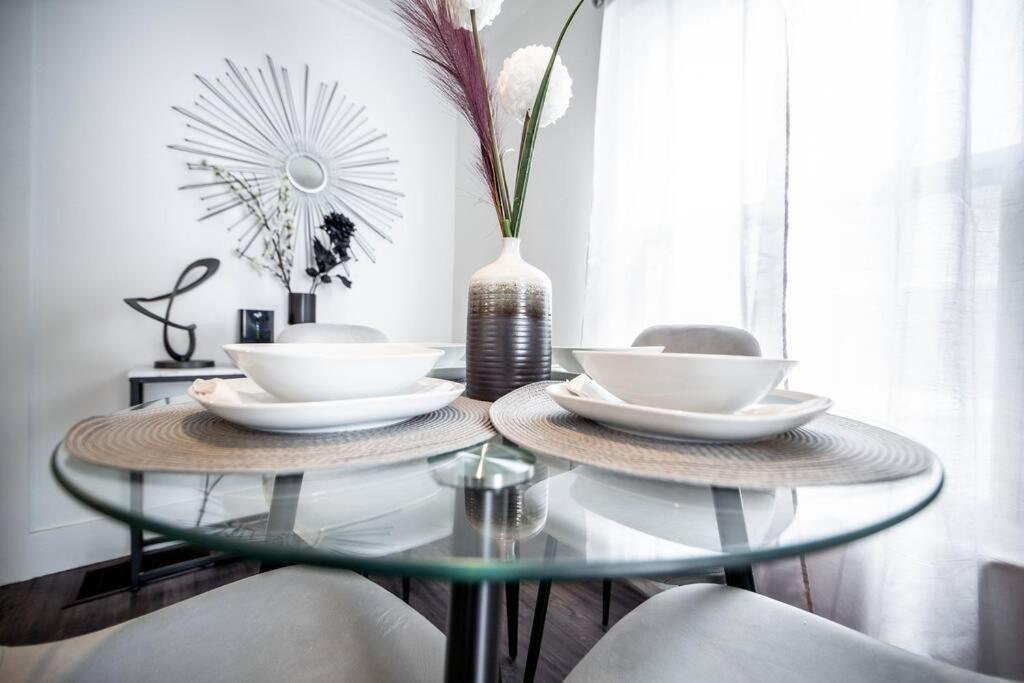 Fotografie z fotogalerie ubytování Luxury Stylish Home, Walk to Falls, Fire Pit&More v destinaci Niagara Falls