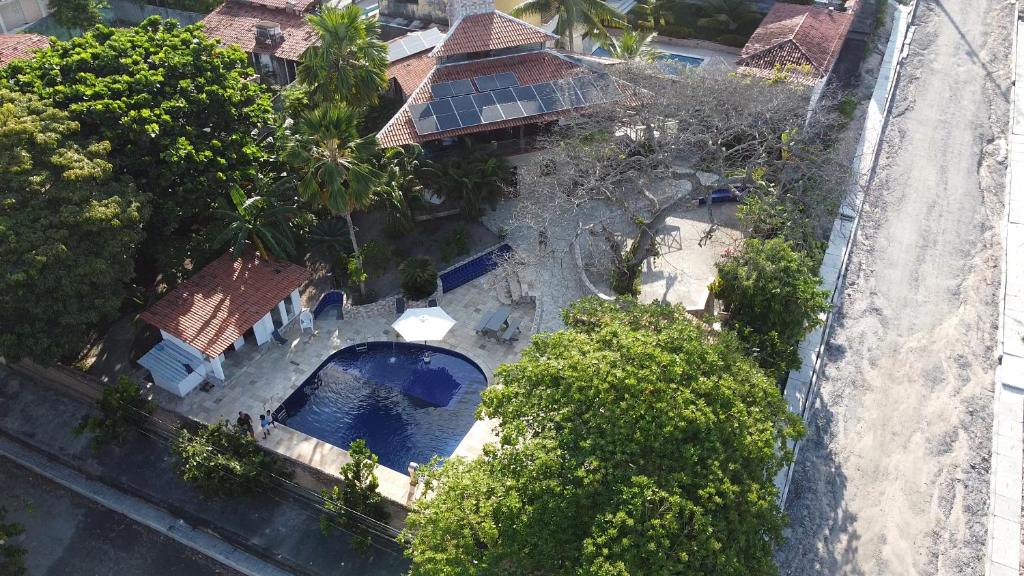 an overhead view of a house with a swimming pool at Casa inteira, com sauna, piscina ozonizada, praia Enseada dos Corais, Cabo de Santo Agostinho, Pernambuco, Brasil in Cabo de Santo Agostinho