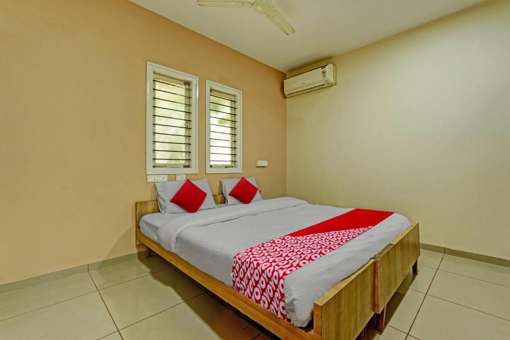 Postel nebo postele na pokoji v ubytování Super Hotel O Indra Suites