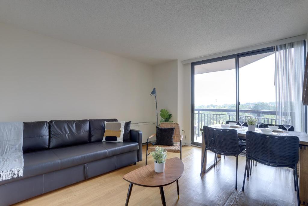 uma sala de estar com um sofá e uma mesa em Stylish and charming Apartment in Pentagon City em Arlington