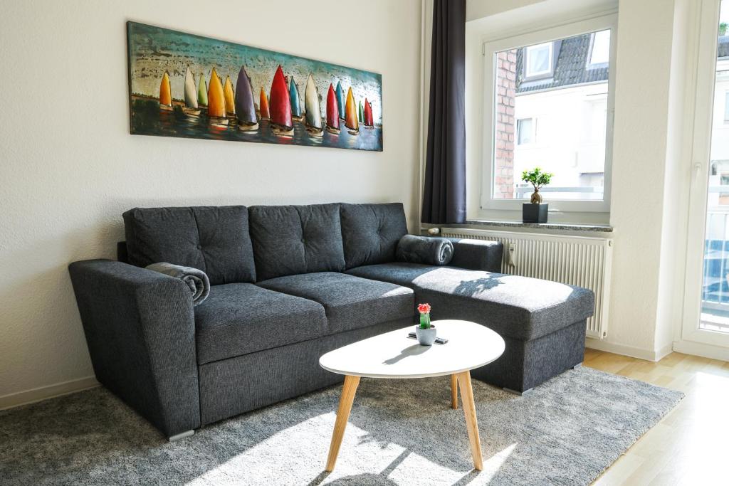 sala de estar con sofá y mesa en Gemütliche Ferienwohnung in der Altstadt en Schwerin