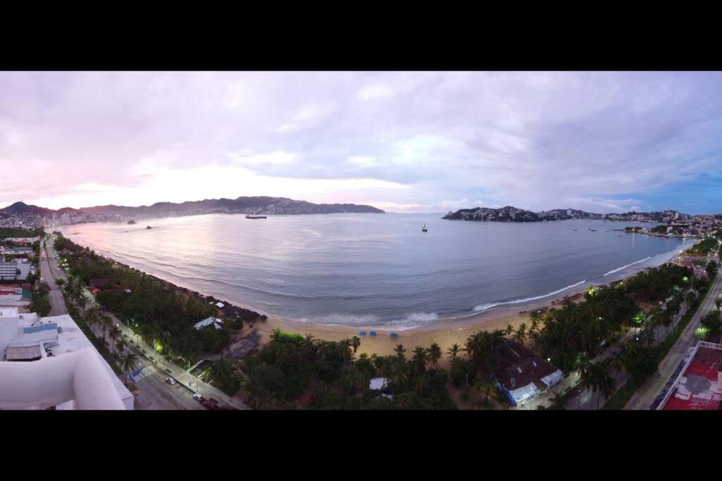 uma vista para uma praia com barcos na água em Luxurious Apartment, Oceanfront, spectacular view em Acapulco