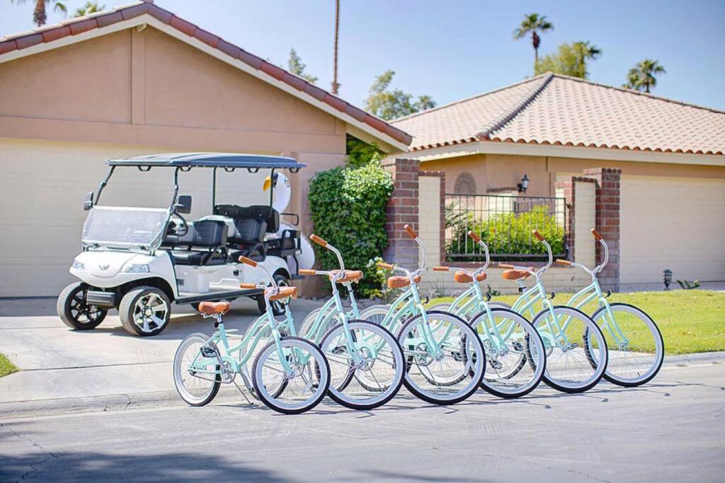 Un grupo de bicicletas estacionadas frente a un carrito de golf. en Blu Monterey - Pickleball, Golf Cart, Pools, Bikes, en Palm Desert