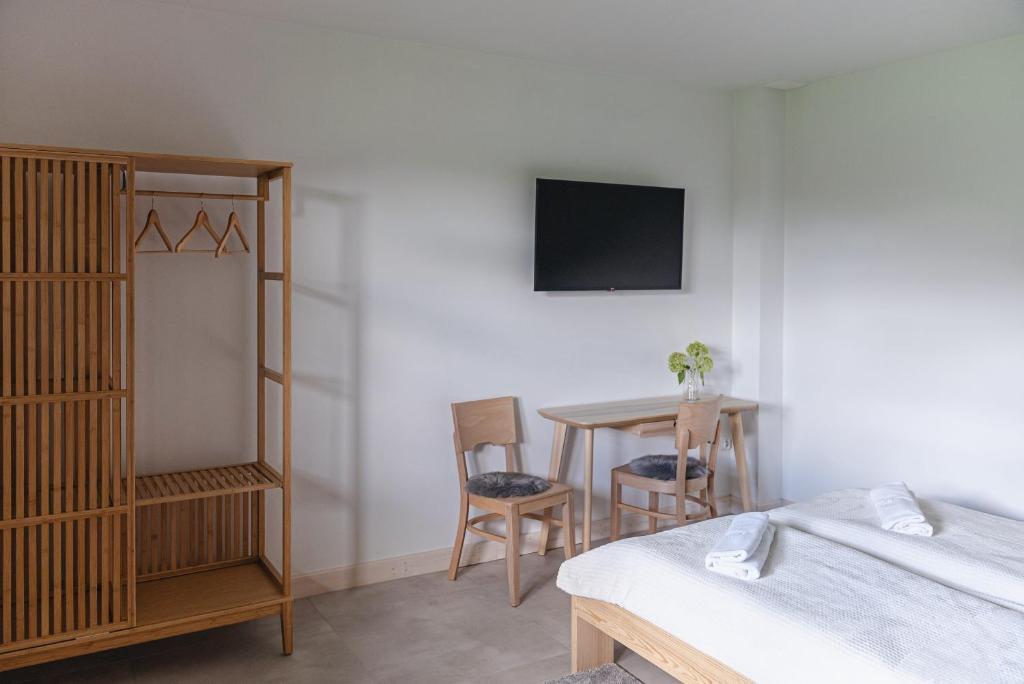 Televízia a/alebo spoločenská miestnosť v ubytovaní Apartamenty Przystanek Grapa
