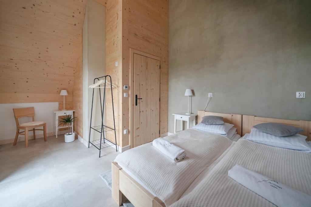 Posteľ alebo postele v izbe v ubytovaní Apartamenty Przystanek Grapa