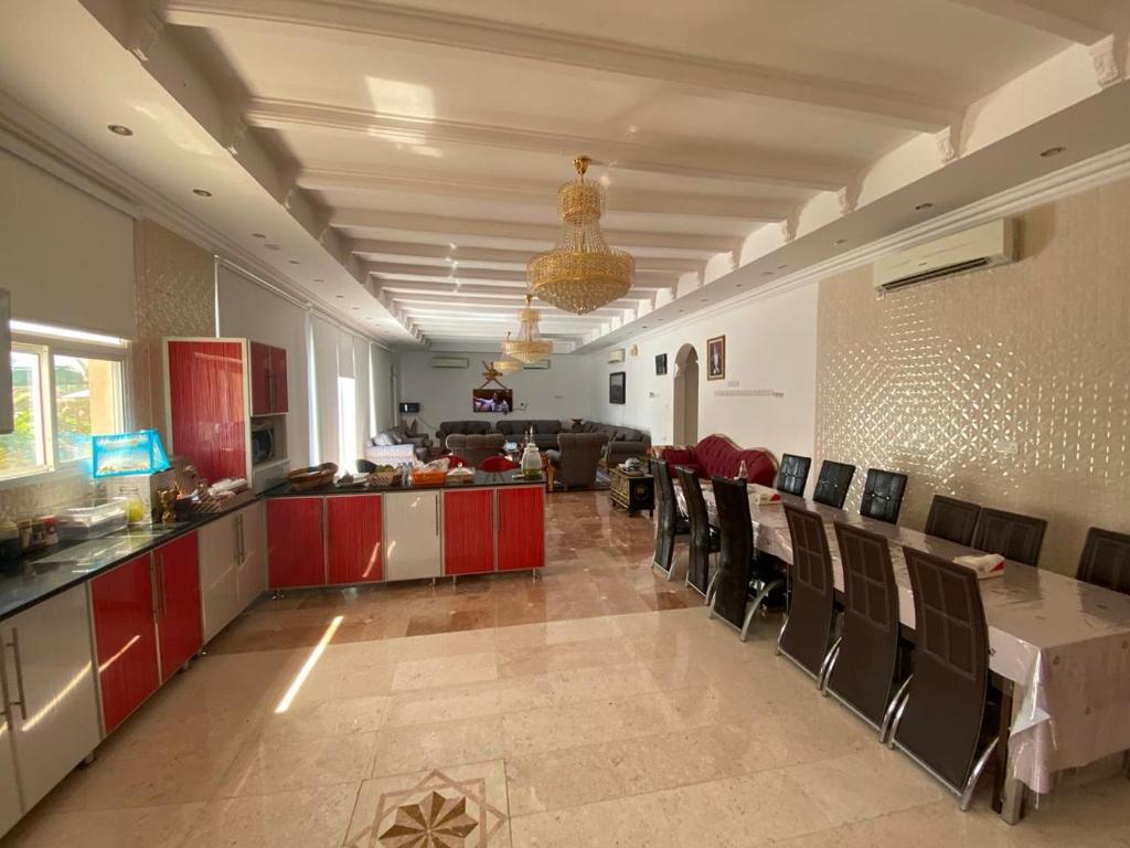 uma cozinha e sala de estar com mesa e cadeiras em استراحة الرياحين em Bilād Sayt