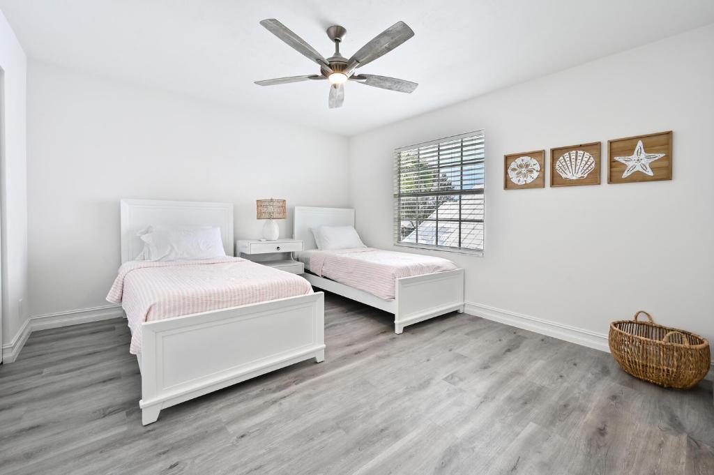Ein Bett oder Betten in einem Zimmer der Unterkunft Spacious+Cozy Home, near the beach, heated pool.