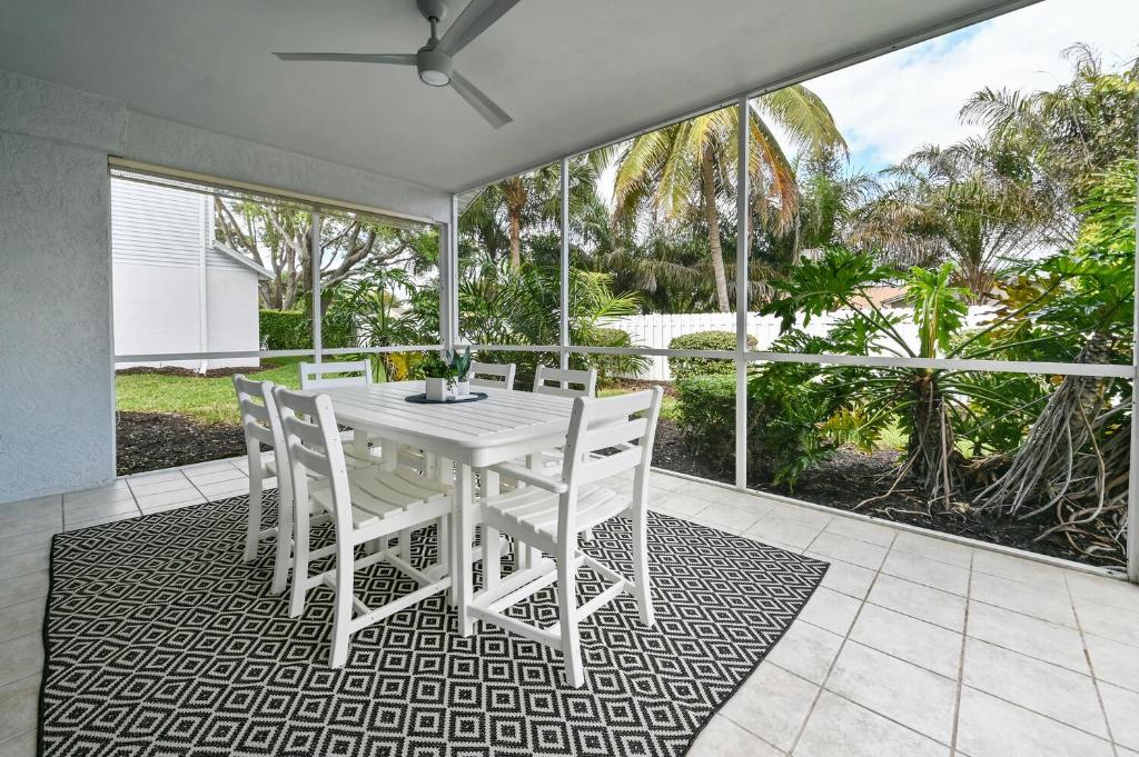 Ein Balkon oder eine Terrasse in der Unterkunft Spacious+Cozy Home, near the beach, heated pool.
