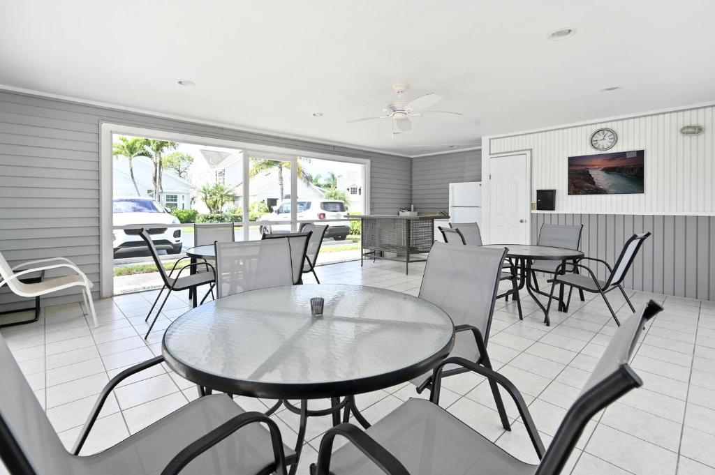 TV&#47;Unterhaltungsangebot in der Unterkunft Spacious+Cozy Home, near the beach, heated pool.