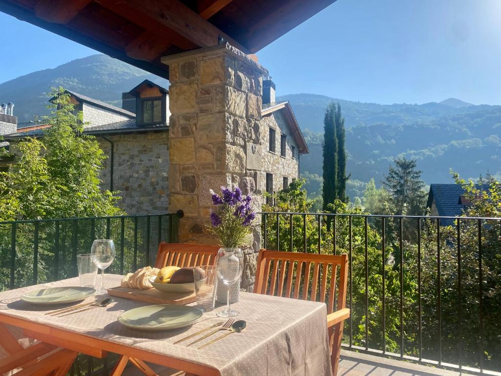 ビジャノバにあるApartamento Balcón del Éseraのテーブル(皿付)、バルコニー(ワイングラス付)