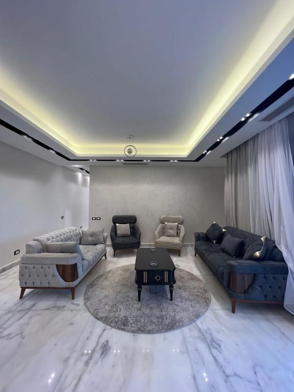 O zonă de relaxare la شقه في الشيخ زايد بيفرلي هيلز 3 غرف 3 حمام فرش فندقي. Apartment in Sheikh Zayed, Beverly Hills, 3 rooms, 3 bathrooms, hotel furniture