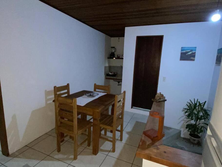 uma cozinha com mesa e cadeiras num quarto em Casa Beira Mar, Paraty-RJ em Paraty