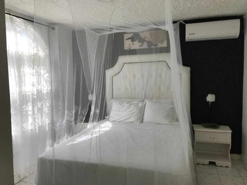 One Queen Bedroom apt2 at Csompó Empire, Saint Mary Aktualisierte