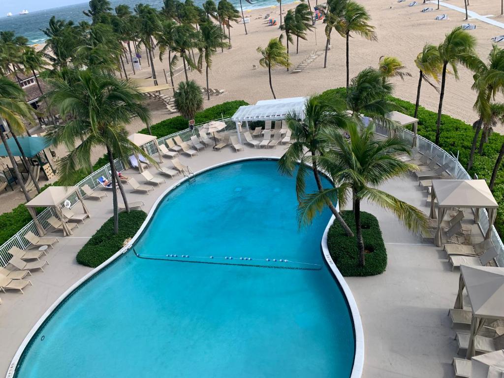 Bazén v ubytování The Lago Mar Beach Resort and Club nebo v jeho okolí