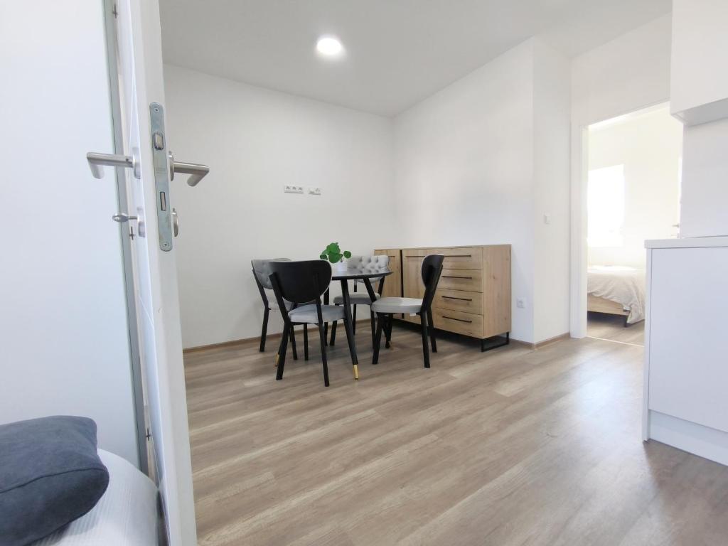 a room with a table and chairs and a bedroom at Kupres, centar, apartman in Kupres