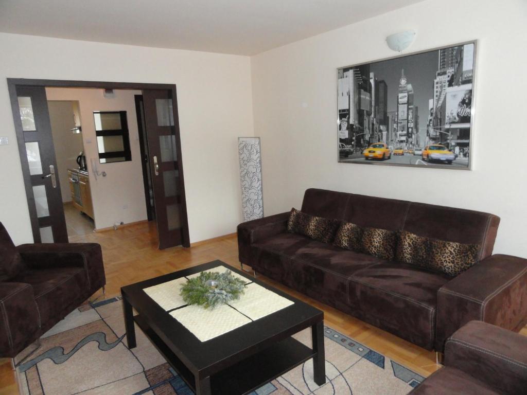 a living room with a couch and a coffee table at Apartament Czarny Potok in Krynica Zdrój