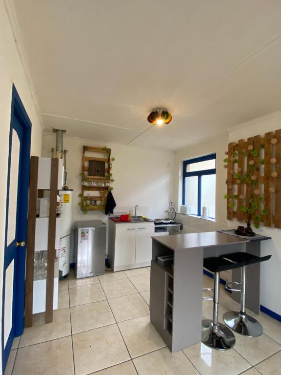 uma cozinha com bancada num quarto em Lodging Incógnita, Punta Arenas em Punta Arenas