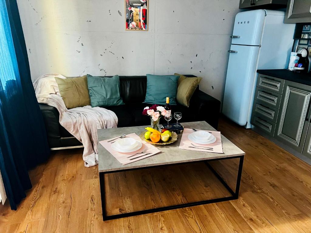 ein Wohnzimmer mit einem Sofa und einem Tisch in der Unterkunft ArT Apartment Near Paradise Mall & Metro Station in Sofia