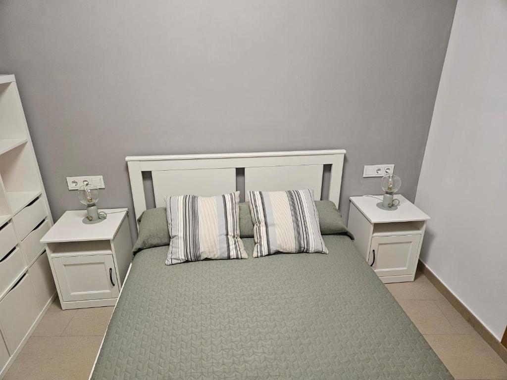 グラナダにあるApartments Zarateの小さなベッドルーム(ベッド1台、ナイトスタンド2台付)