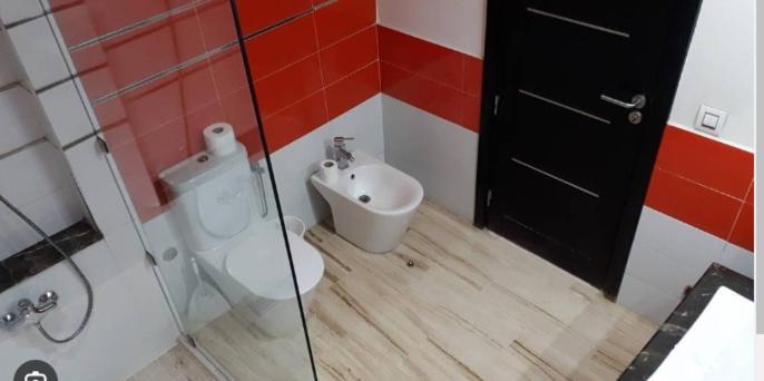 een badkamer met een toilet en een wastafel bij Super maisons a 2 pas d'agadir in Ait Melloul