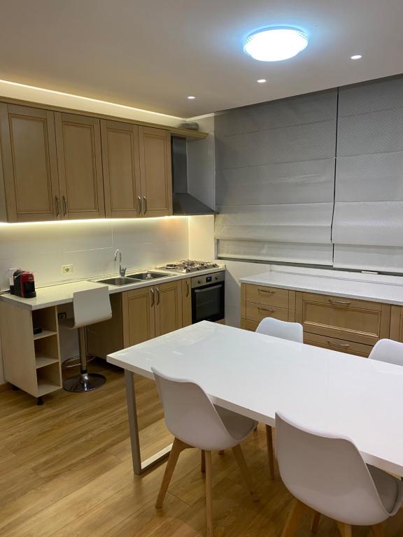 Central Urban Blloku Apartment - Imazhi 4