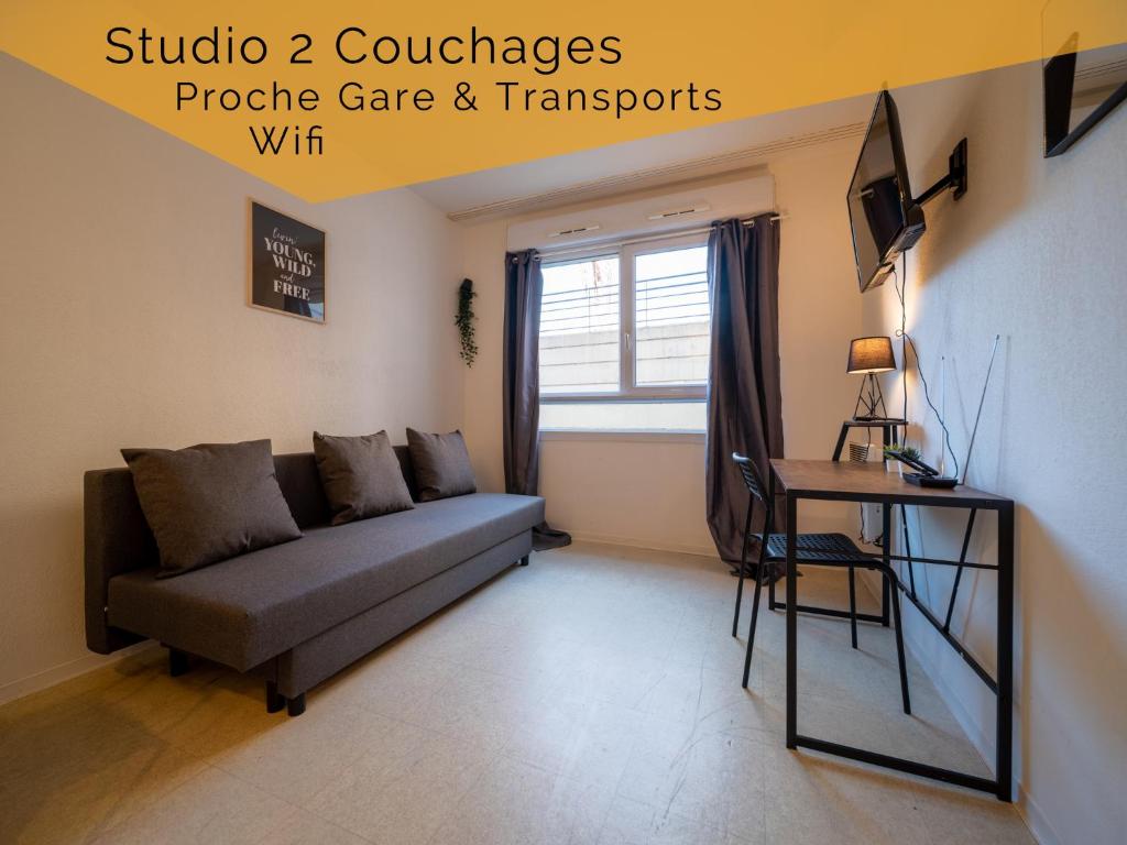 uma sala de estar com um sofá e uma mesa em Appartement tout équipe wifi à 6 min St Charles em Marselha