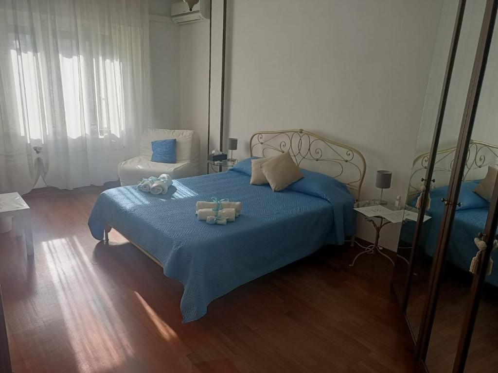 - une chambre dotée d'un lit bleu avec des ours en peluche dans l'établissement Tra Pirandello e Leopardi B&B, à Naples