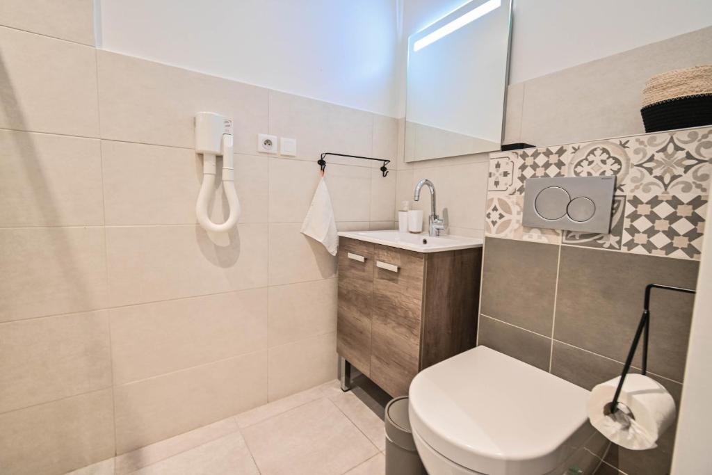 
Small Studio ( 1 Adult)
