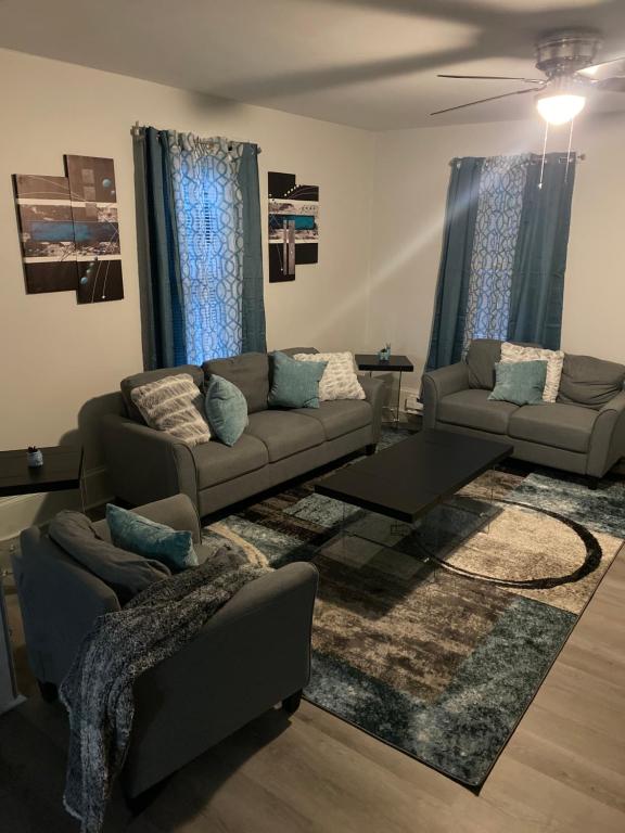 una sala de estar con 2 sofás y una alfombra en State College Home Away From Home!, en Bellefonte